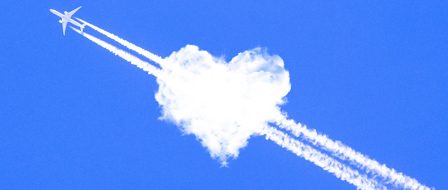 摄图网_500541986_banner_穿过爱心云的喷气式飞机（企业商用）.jpg
